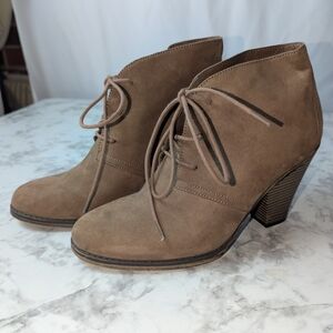 Elegant Tan Suede Ankle Boots